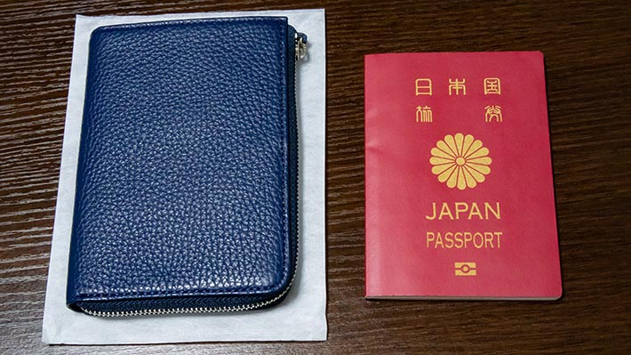 JALショッピングで購入。イタリアンレザーＬ字ファスナーパスポートケース。